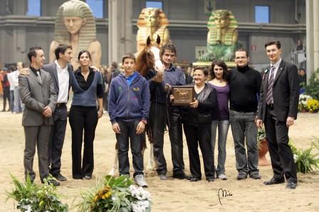 Click to Enlarge - Photo: Dr. Giampaolo Teobaldelli and Mr. Moser Massimiliano, members of  ANICA’s Sport Endurance Commission, present the 2007 WAHO trophy to Simona Garatti, owner and rider of Z’Tadore Al Maury.